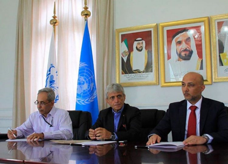 Firma de un acuerdo entre Emiratos Árabes Unidos y el Programa Mundial de Alimentos para la donación a la Habana de un descargador de cereales en sustitución de un equipo similar dañado por el tornado de enero último. Foto: El Correo del Golfo.