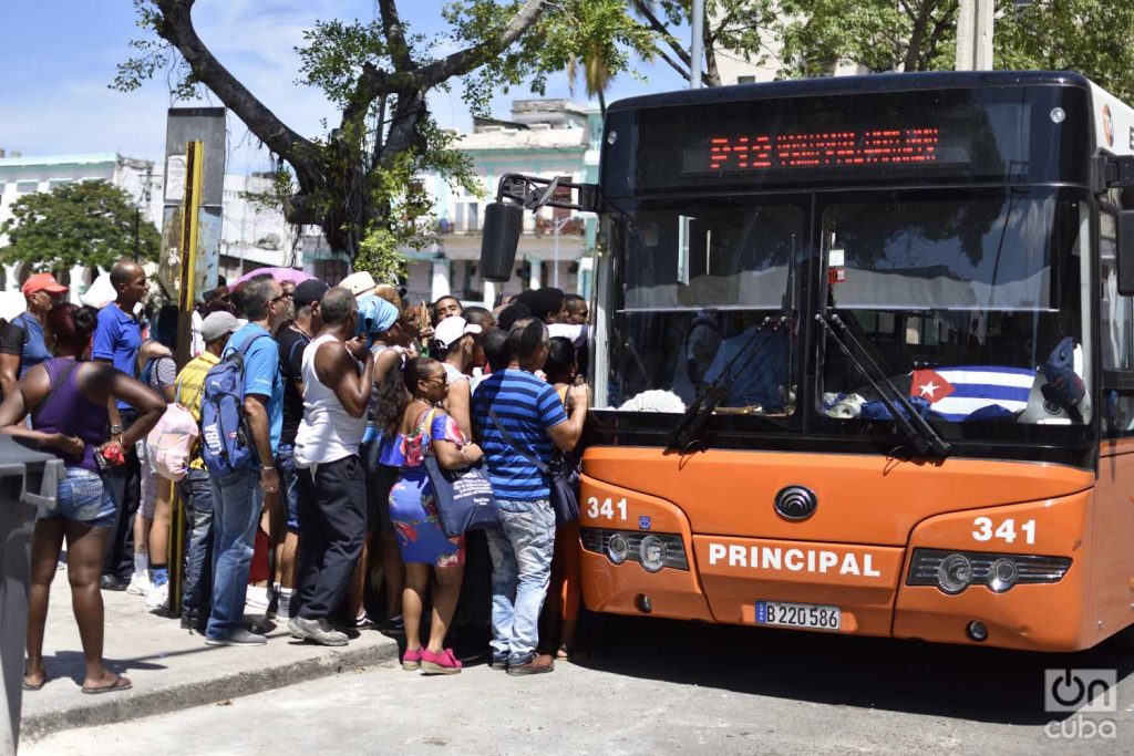 Personas subiendo a ómnibus urbano en La Habana, el 12 de septiembre de 2019. Foto: Otmaro Rodríguez.