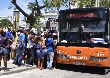 Personas subiendo a ómnibus urbano en La Habana. Foto: Otmaro Rodríguez / Archivo.
