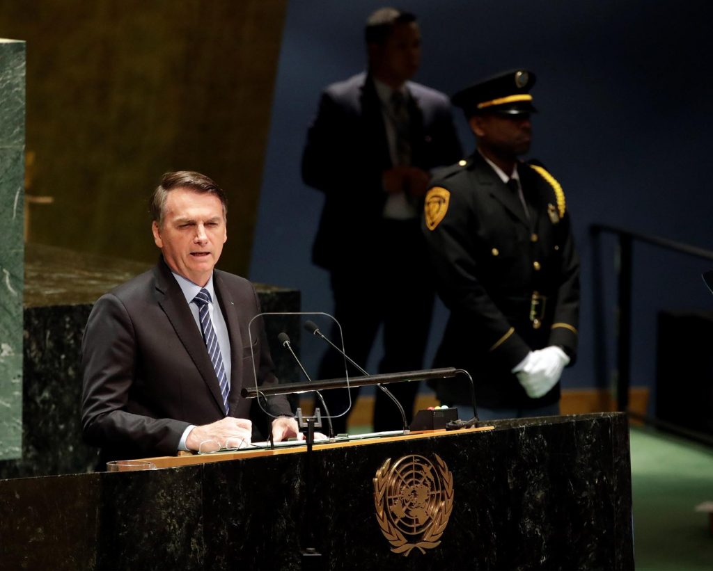 El presidente de Brasil Jair Bolsonaro pronuncia un discurso en la apertura de la 74 sesión de la Asamblea General de la ONU, en Nueva York, el 24 de septiembre de 2019. Foto: Jason Szenes / EFE.