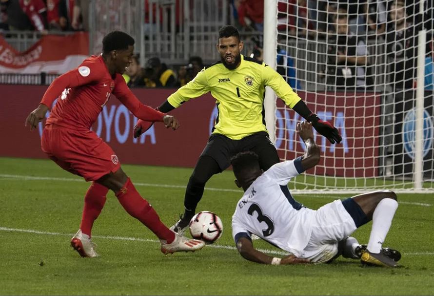 El delantero canadiense Jonathan David (izq) anota el segundo gol de Canadá ante Cuba en la apertura de la Liga de las Naciones de fútbol en Toronto, el sábado 7 de septiembre de 2019. Foto: concacafnationsleague.com / Archivo.
