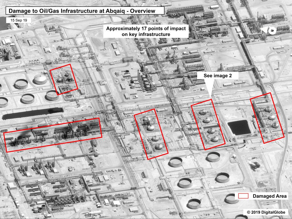 Esta imagen proporcionada el domingo 15 de septiembre de 2019 por el gobierno estadounidense y DigitalGlobe, con anotaciones realizadas por la fuente, muestra daños en la infraestructura de la planza saudí de procesamiento de crudo Abaqaiq de la compañía Aramco, en Buqyaq, Arabia Saudí. Foto: Gobierno de EEUU/Digital Globe vía AP.