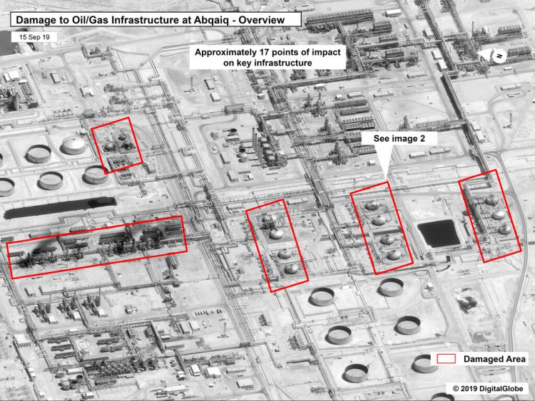 Esta imagen proporcionada el domingo 15 de septiembre de 2019 por el gobierno estadounidense y DigitalGlobe, con anotaciones realizadas por la fuente, muestra daños en la infraestructura de la planza saudí de procesamiento de crudo Abaqaiq de la compañía Aramco, en Buqyaq, Arabia Saudí. Foto: Gobierno de EEUU/Digital Globe vía AP.
