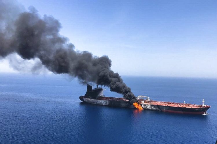 Fotografía de archivo del 13 de junio de 2019 de un petrolero en llamas en el golfo de Omán. Foto: ISNA / AP / Archivo.