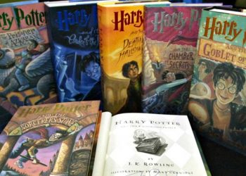 No es la primera vez que autoridades católicas censuran la serie de novelas fantásticas escrita por la autora británica J. K. Rowling que tiene como protagonista al mago Harry Potter y sus amigos Hermione Granger y Ron Weasley.