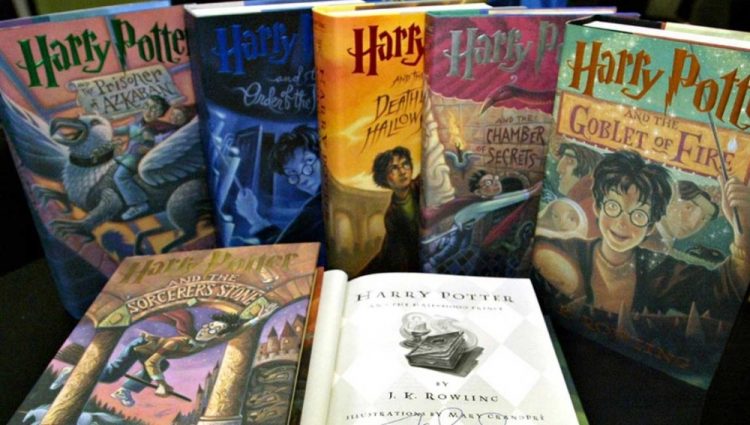 No es la primera vez que autoridades católicas censuran la serie de novelas fantásticas escrita por la autora británica J. K. Rowling que tiene como protagonista al mago Harry Potter y sus amigos Hermione Granger y Ron Weasley.