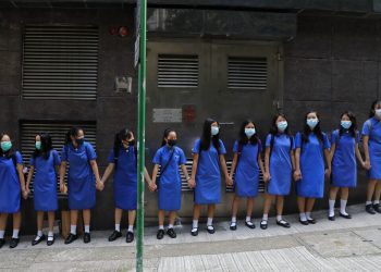 Estudiantes con máscaras se toman de las manos para rodear el St. Stephen's Girls' College en Hong Kong, el lunes 9 de septiembre de 2019. Foto: Kin Cheung / AP.