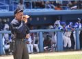 El árbitro de home se seca el sudor durante un partido de béisbol de la 59 Serie Nacional, en el estadio Latinoamericano de La Habana. Foto: Otmaro Rodríguez.