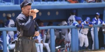 El árbitro de home se seca el sudor durante un partido de béisbol de la 59 Serie Nacional, en el estadio Latinoamericano de La Habana. Foto: Otmaro Rodríguez.