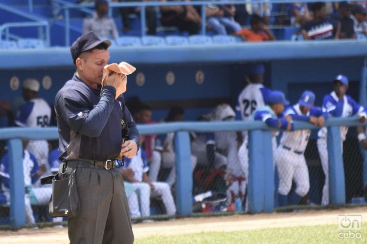 El árbitro de home se seca el sudor durante un partido de béisbol de la 59 Serie Nacional, en el estadio Latinoamericano de La Habana. Foto: Otmaro Rodríguez.
