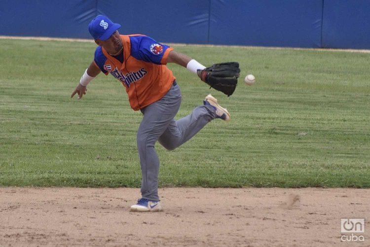Los Gallos espirituanos se sostienen en los puestos de avanzada y apuntan por segundo año consecutivo a la ronda élite del béisbol cubano. Foto: Otmaro Rodríguez.
