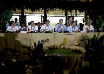 El presidente de Colombia, Iván Duque, habla durante una cumbre con los gobernantes de varios países sudamericanos que comparten la Amazonía en Leticia, Colombia, el viernes 6 de septiembre de 2019. (AP Foto/Fernando Vergara)