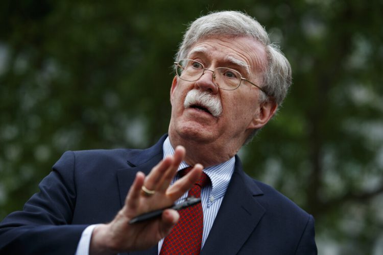 En esta imagen del 1 de mayo de 2019, el asesor de seguridad nacional John Bolton habla con reporteros afuera de la Casa Blanca, en Washington. (AP Foto/Evan Vucci)