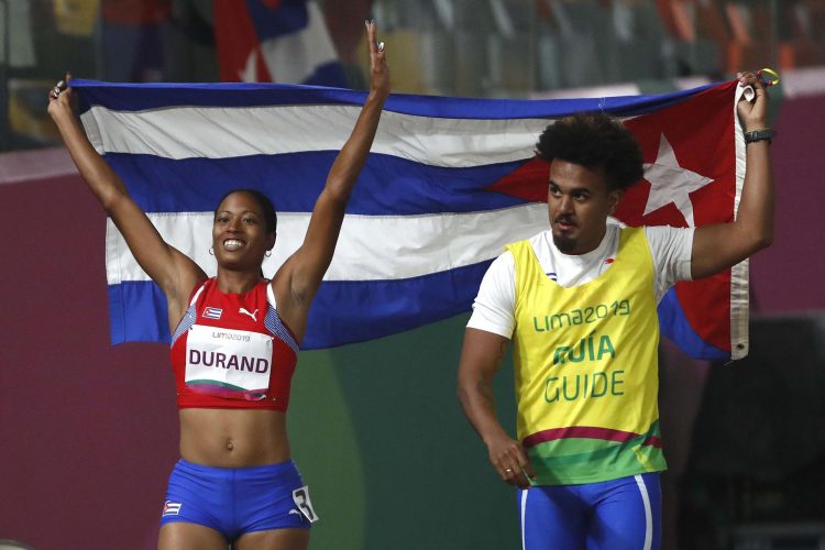 Omara Durand (i) de Cuba celebra junto a su guía Yunior Kindelán tras ganar la final 100m categoría T12 en los Juegos Parapanamericanos Lima 2019. Foto: Paolo Aguilar / EFE.