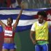 Omara Durand (i) de Cuba celebra junto a su guía Yunior Kindelán tras ganar la final 100m categoría T12 en los Juegos Parapanamericanos Lima 2019. Foto: Paolo Aguilar / EFE.