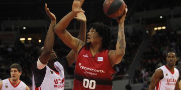 El pívot cubano Javier Justiz (centro, con la pelota), del Zaragoza de la Liga Endesa de España. Foto: basketzaragoza.net