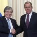 El ministro de Asuntos Exteriores de Rusia, Serguei Lavrov posa en Moscú junto con el canciller colombiano Carlos Holmes Trujillo en junio pasado. Foto: AP.