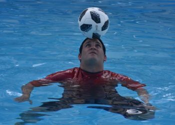 Jhoen Lefont, recordista de dominio del balón dentro del agua, implanta una nueva marca en la piscina del Hotel Nacional de Cuba, el sàbado 14 de septiembre de 2019. Foto: José Meriño / Prensa Latina.