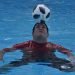 Jhoen Lefont, recordista de dominio del balón dentro del agua, implanta una nueva marca en la piscina del Hotel Nacional de Cuba, el sàbado 14 de septiembre de 2019. Foto: José Meriño / Prensa Latina.