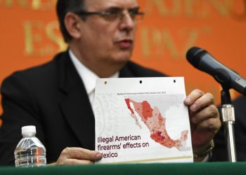 El canciller mexicano Marcelo Ebrard sostiene un gráfico mientras habla durante una conferencia de prensa en la embajada de México en Washington el martes 10 de septiembre de 2019. (AP Foto/Susan Walsh)