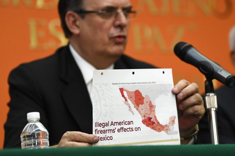 El canciller mexicano Marcelo Ebrard sostiene un gráfico mientras habla durante una conferencia de prensa en la embajada de México en Washington el martes 10 de septiembre de 2019. (AP Foto/Susan Walsh)