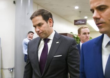 El senador republicano Marco Rubio, izquierda, se dirige al recinto del Senado, Washington, 24 de septiembre de 2019. Foto: Alex Brandon/AP.