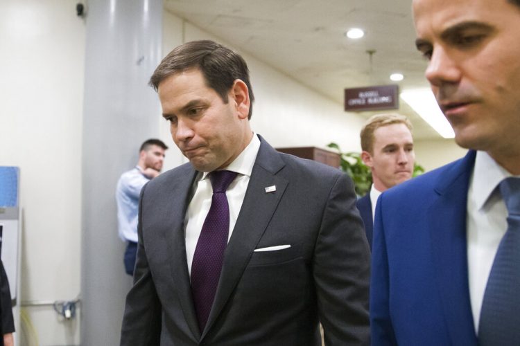 El senador republicano Marco Rubio, izquierda, se dirige al recinto del Senado, Washington, 24 de septiembre de 2019. Foto: Alex Brandon/AP.
