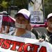 Madres de familia marchan con la boca cubierta con cinta durante una protesta silenciosa para exigir se les haga justicia a las mujeres que han sido asesinadas, el domingo 8 de septiembre de 2019, en la Ciudad de México. Foto: Ginnette Riquelme / AP.