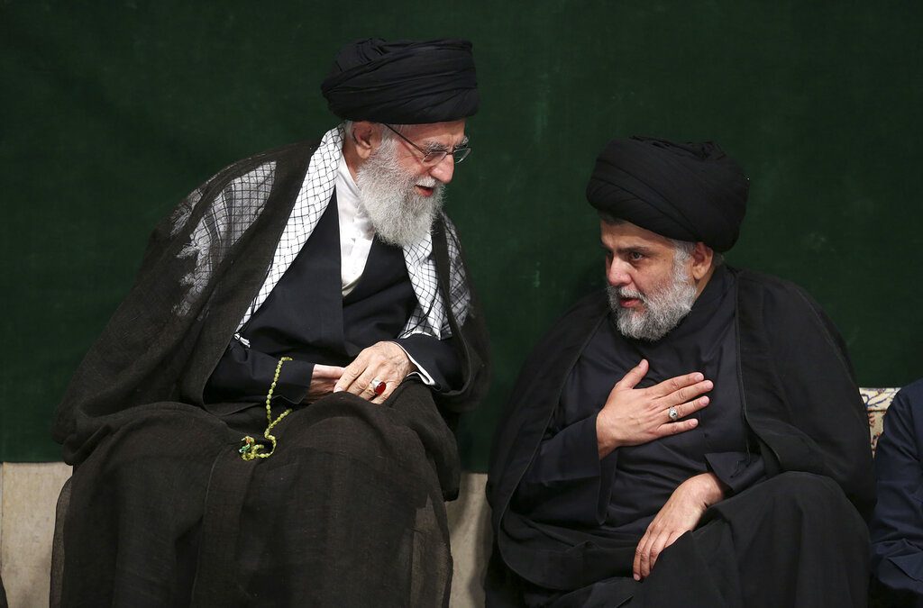 En esta imagen distribuida por el sitio oficial de la oficina del líder supremo de Irán, el ayatolá Ali Jamenei (izquierda), habla con el clérigo chií iraquí Muqtada al-Sadr durante una ceremonia por la Ashoura, que conmemora el aniversario de la muerte de Hussein, el nieto del profeta Mahoma, en Teherán, Irán, el 10 de septiembre de 2019. Foto: Oficina del líder supremo de Irán vía AP.