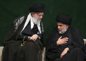 En esta imagen distribuida por el sitio oficial de la oficina del líder supremo de Irán, el ayatolá Ali Jamenei (izquierda), habla con el clérigo chií iraquí Muqtada al-Sadr durante una ceremonia por la Ashoura, que conmemora el aniversario de la muerte de Hussein, el nieto del profeta Mahoma, en Teherán, Irán, el 10 de septiembre de 2019. Foto: Oficina del líder supremo de Irán vía AP.