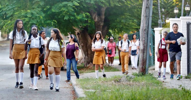 Niños camino a sus escuelas para el inicio del curso escolar 2019-2020. Foto: Ernesto Mastrascusa/EFE, archivo