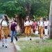 Niños camino a sus escuelas para el inicio del curso escolar 2019-2020. Foto: Ernesto Mastrascusa/EFE, archivo
