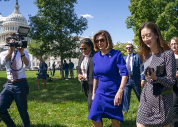 La presidenta de la Cámara de Representantes, Nancy Pelosi, se suma a un acto sindical en el Capitolio, Washington, martes 24 de septiembre de 2019. (AP Foto/J. Scott Applewhite)