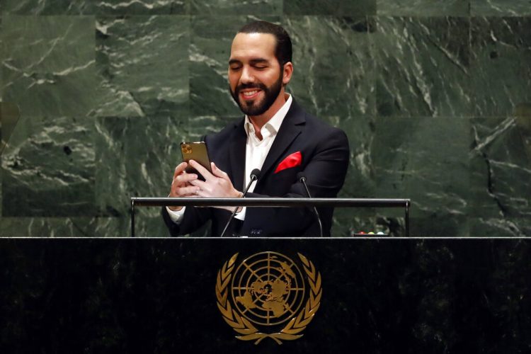 El presidente de El Salvador Nayib Bukele se toma un selfie al comenzar su discurso ante la Asamblea General de las Naciones Unidas el 26 de septiembre del 2019. (AP Photo/Richard Drew)