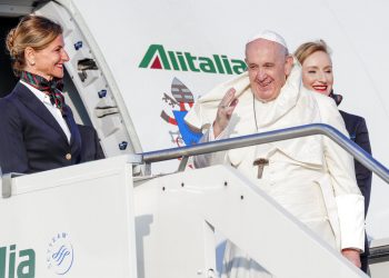 El Papa Francisco saluda mientras aborda un avión en su camino a Maputo, Mozambique, en el aeropuerto internacional de Roma. Foto: Andrew Medichini/AP.