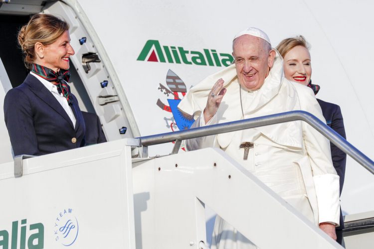 El Papa Francisco saluda mientras aborda un avión en su camino a Maputo, Mozambique, en el aeropuerto internacional de Roma. Foto: Andrew Medichini/AP.