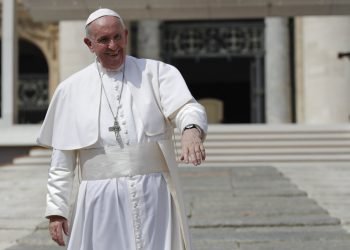 El papa Francisco saluda a peregrinos y fieles al marcharse de la Plaza de San Pedro del Vaticano, tras su audiencia general semanal el miércoles 28 de agosto de 2019. (AP Foto/Alessandra Tarantino)