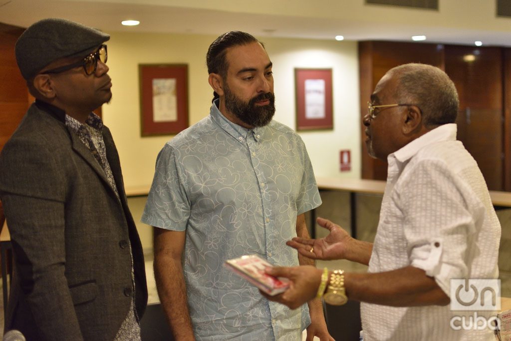 Alden González (i), Alain Pérez (c) y el maestro César "Pupy" Pedroso (d) conversan durante la presentación del disco "A romper el coco", en el hotel Meliá Habana, el 23 de septiembre de 2019. Foto: Otmaro Rodríguez.
