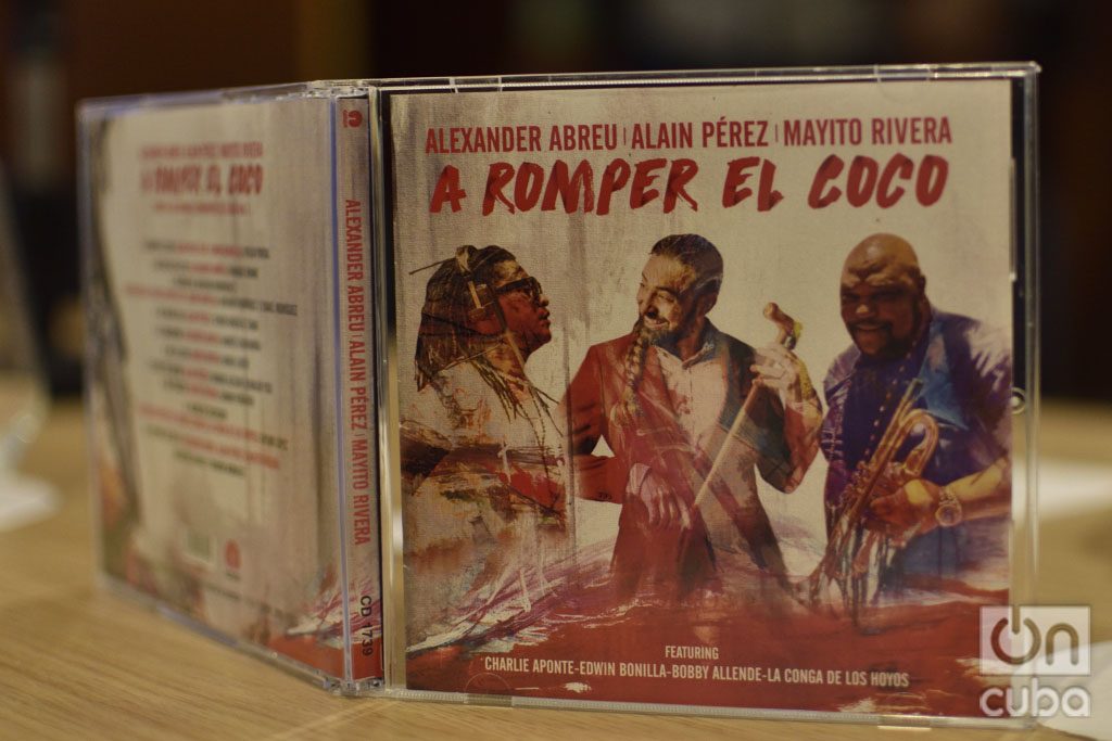 Disco "A romper el coco", presentado oficialmente en La Habana, el 23 de septiembre de 2019. A su lado, el productor Alden González. Foto: Otmaro Rodríguez.