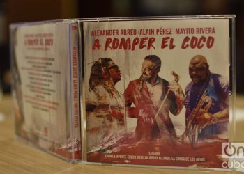 Disco "A romper el coco", presentado oficialmente en La Habana, el 23 de septiembre de 2019. A su lado, el productor Alden González. Foto: Otmaro Rodríguez.