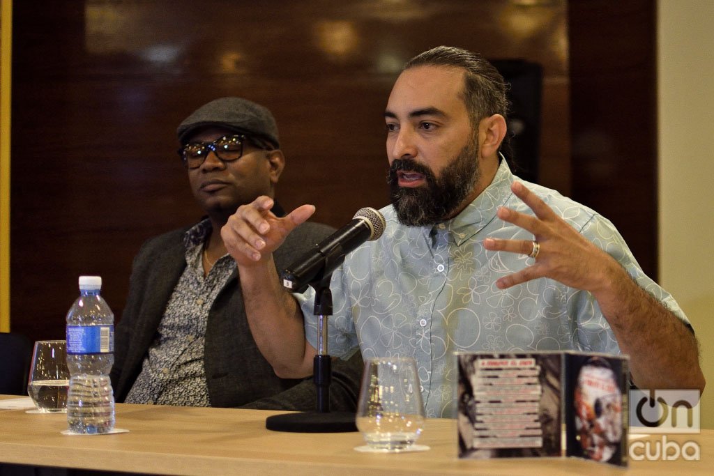 El músico Alain Pérez (der) habla durante la presentación oficial del disco "A romper el coco" en La Habana, el 23 de septiembre de 2019. A su lado, el productor Alden González. Foto: Otmaro Rodríguez
