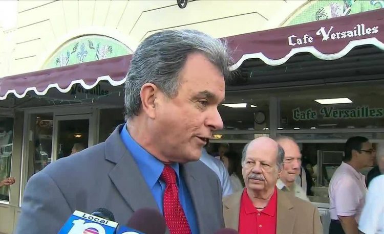 Ramón Saúl Sánchez habla con medios de prensa frente al Cafè Versailles, en Miami, Estados Unidos. Foto: http://actualidadradio.com / Archivo.