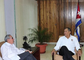 Los expresidentes de Cuba, Raúl Castro (izq), y de Ecuador, Rafael Correa (der), en un encuentro entre ambos en La Habana, el 13 de septiembre de 2019. Foto: Estudios Revolución / Granma.