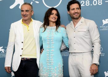 El director francés Olivier Assayas, la actriz española Penélope Cruz y el actor venezolano Edgar Ramírez posan durante la 76a edición del Festival Internacional de Cine de Venecia. Foto: Cluadio Onorati/EFE.