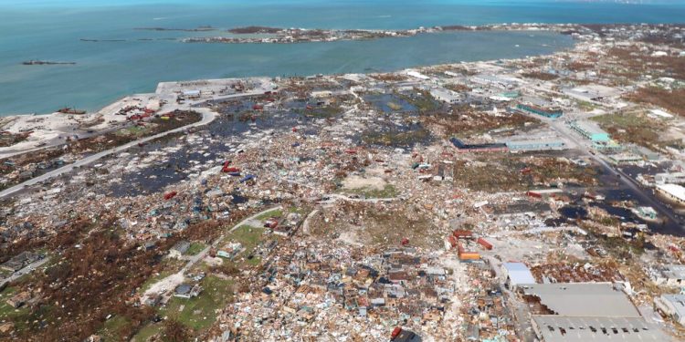 En esta imagen, tomada el 4 de septiembre, vista aérea de la destrucción causada por el huracán Dorian, en Marsh Harbor, en la isla de Ábaco, Bahamas. El paso del meteoro por la isla caribeña causó al menos dos decenas de fallecidos. (AP Foto/Gonzalo Gaudenzi)