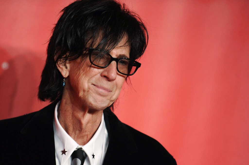 En esta fotografía del 6 de febrero de 2015, Ric Ocasek, de la banda The Cars y quien fue hallado muerto el 15 de septiembre de 2019 a los 75 años de edad, llega a un evento en el Centro de Convenciones de Los Ángeles. Foto: Richard Shotwell/Invision/AP/ Archivo.