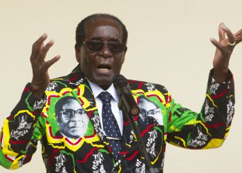 En esta imagen de archivo, tomada el 17 de diciembre de 2016, el entonces presidente de Zimbabue, Robert Mugabe, ofrece un discurso antes de la clausura de la 16ta Conferencia Anual del Pueblo de su partido, en Masvingo, al sur de la capital, Harare. (AP Foto/Tsvangirayi Mukwazhi, archivo)