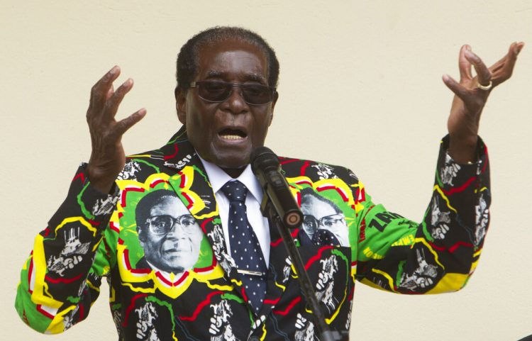 En esta imagen de archivo, tomada el 17 de diciembre de 2016, el entonces presidente de Zimbabue, Robert Mugabe, ofrece un discurso antes de la clausura de la 16ta Conferencia Anual del Pueblo de su partido, en Masvingo, al sur de la capital, Harare. (AP Foto/Tsvangirayi Mukwazhi, archivo)