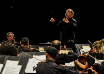 Orquesta Sinfónica Nacional de Cuba, dirigida por el maestro Enrique Pérez Mesa. Foto: ACN/Archivo.
