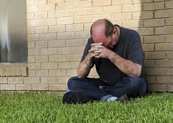 Un hombre reza ante la unidad de urgencias del Medical Center Hospital en Odessa, Texas, el sábado 31 de agosto de 2019 tras un tiroteo en la zona de Odessa y Midland, en el oes de Texas. (Mark Rogers/Odessa American via AP)